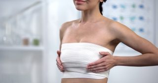 protese-de-mama-incisoes-e-cicatrizes-tudo-o-que-voce-precisa-saber_875x540